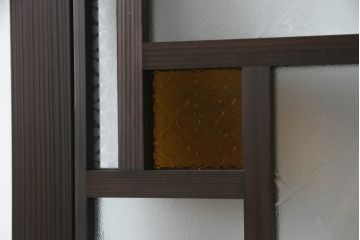 ガラス戸をリペア&カスタム!当店オリジナル建具を設置場所に合わせてリサイズし、三方枠も新規製作。色ガラスをはめ込み、枠は濃い茶色で着色仕上げ。(ドア、建具)