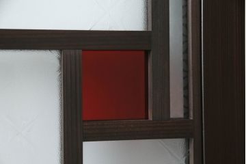 ガラス戸をリペア&カスタム!当店オリジナル建具を設置場所に合わせてリサイズし、三方枠も新規製作。色ガラスをはめ込み、枠は濃い茶色で着色仕上げ。(ドア、建具)