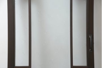 ガラス戸をリペア&カスタム!当店オリジナル建具を設置場所に合わせてリサイズし、三方枠も新規製作。色ガラスをはめ込み、枠は濃い茶色で着色仕上げ。(ドア、建具)