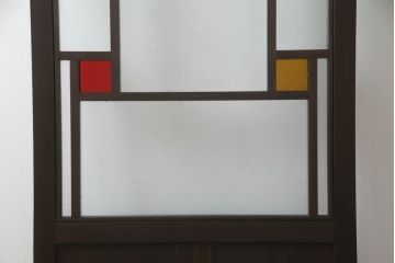 ガラス戸をリペア&カスタム!当店オリジナル建具を設置場所に合わせてリサイズし、三方枠も新規製作。色ガラスをはめ込み、枠は濃い茶色で着色仕上げ。(ドア、建具)
