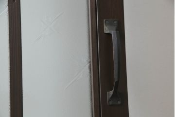 ガラス戸をリペア&カスタム!当店オリジナル建具を設置場所に合わせてリサイズし、三方枠も新規製作。色ガラスをはめ込み、枠は濃い茶色で着色仕上げ。(ドア、建具)