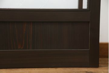 ガラス戸をリペア&カスタム!当店オリジナル建具を設置場所に合わせてリサイズし、三方枠も新規製作。色ガラスをはめ込み、枠は濃い茶色で着色仕上げ。(ドア、建具)
