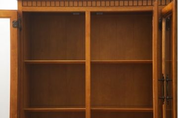 キャビネットをリペア&カスタム!高品質リペアを施し、ご希望の高さで台輪を取り付け。元の色味に合わせて着色仕上げ。(サイドボード、収納棚、戸棚、飾り棚)