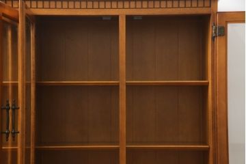 キャビネットをリペア&カスタム!高品質リペアを施し、ご希望の高さで台輪を取り付け。元の色味に合わせて着色仕上げ。(サイドボード、収納棚、戸棚、飾り棚)