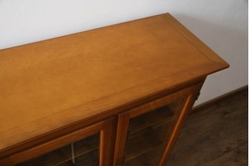 キャビネットをリペア&カスタム!高品質リペアを施し、ご希望の高さで台輪を取り付け。元の色味に合わせて着色仕上げ。(サイドボード、収納棚、戸棚、飾り棚)
