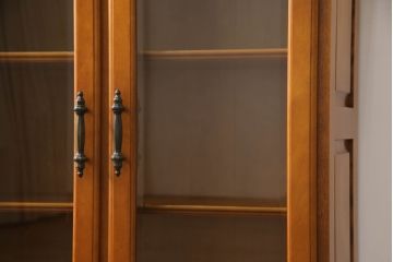 キャビネットをリペア&カスタム!高品質リペアを施し、ご希望の高さで台輪を取り付け。元の色味に合わせて着色仕上げ。(サイドボード、収納棚、戸棚、飾り棚)