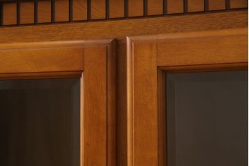 キャビネットをリペア&カスタム!高品質リペアを施し、ご希望の高さで台輪を取り付け。元の色味に合わせて着色仕上げ。(サイドボード、収納棚、戸棚、飾り棚)