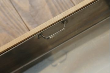 置き水屋の見た目を変えずに綺麗にリペア!着色やワックスは行わず、無垢の色合いのまま仕上げ。(置水屋、茶水屋、戸棚、茶棚、収納棚)