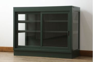 ガラス収納棚をリペア&カスタム!天板の取り付け。取り外し可能な棚板を設置。ダークグリーンでペイント仕上げ。(ガラスケース、サイドボード、飾り棚、陳列棚、戸棚、キャビネット、店舗什器、三面)