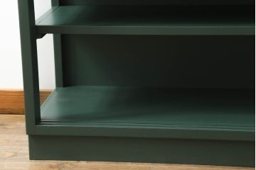ガラス収納棚をリペア&カスタム!天板の取り付け。取り外し可能な棚板を設置。ダークグリーンでペイント仕上げ。(ガラスケース、サイドボード、飾り棚、陳列棚、戸棚、キャビネット、店舗什器、三面)