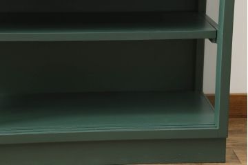 ガラス収納棚をリペア&カスタム!天板の取り付け。取り外し可能な棚板を設置。ダークグリーンでペイント仕上げ。(ガラスケース、サイドボード、飾り棚、陳列棚、戸棚、キャビネット、店舗什器、三面)