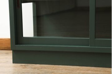 ガラス収納棚をリペア&カスタム!天板の取り付け。取り外し可能な棚板を設置。ダークグリーンでペイント仕上げ。(ガラスケース、サイドボード、飾り棚、陳列棚、戸棚、キャビネット、店舗什器、三面)