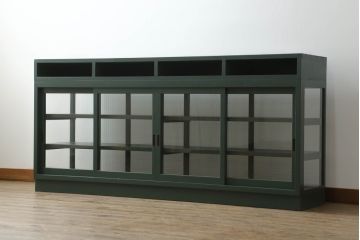 ガラス収納棚をリペア&カスタム!上部にオープンラックを製作し、内部は木製棚板を追加。背面にチェッカーガラスを取り付け、全体をダークグリーンにペイント仕上げ。(ガラスケース、サイドボード、飾り棚、陳列棚、戸棚、キャビネット、店舗什器、三面)