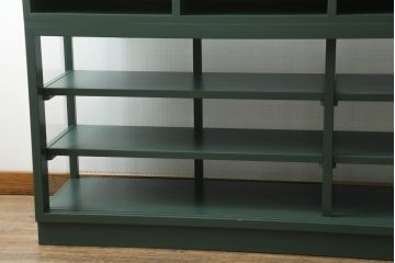 ガラス収納棚をリペア&カスタム!上部にオープンラックを製作し、内部は木製棚板を追加。背面にチェッカーガラスを取り付け、全体をダークグリーンにペイント仕上げ。(ガラスケース、サイドボード、飾り棚、陳列棚、戸棚、キャビネット、店舗什器、三面)
