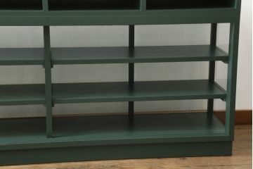 ガラス収納棚をリペア&カスタム!上部にオープンラックを製作し、内部は木製棚板を追加。背面にチェッカーガラスを取り付け、全体をダークグリーンにペイント仕上げ。(ガラスケース、サイドボード、飾り棚、陳列棚、戸棚、キャビネット、店舗什器、三面)