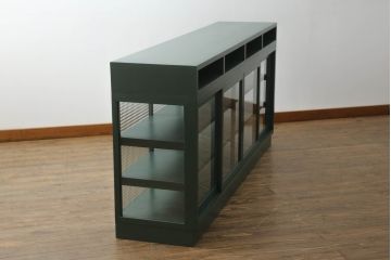 ガラス収納棚をリペア&カスタム!上部にオープンラックを製作し、内部は木製棚板を追加。背面にチェッカーガラスを取り付け、全体をダークグリーンにペイント仕上げ。(ガラスケース、サイドボード、飾り棚、陳列棚、戸棚、キャビネット、店舗什器、三面)