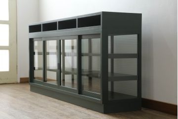 ガラス収納棚をリペア&カスタム!上部にオープンラックを製作し、内部は木製棚板を追加。背面にチェッカーガラスを取り付け、全体をダークグリーンにペイント仕上げ。(ガラスケース、サイドボード、飾り棚、陳列棚、戸棚、キャビネット、店舗什器、三面)