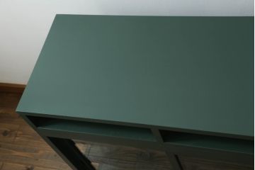 ガラス収納棚をリペア&カスタム!上部にオープンラックを製作し、内部は木製棚板を追加。背面にチェッカーガラスを取り付け、全体をダークグリーンにペイント仕上げ。(ガラスケース、サイドボード、飾り棚、陳列棚、戸棚、キャビネット、店舗什器、三面)