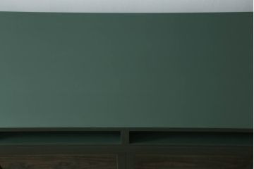 ガラス収納棚をリペア&カスタム!上部にオープンラックを製作し、内部は木製棚板を追加。背面にチェッカーガラスを取り付け、全体をダークグリーンにペイント仕上げ。(ガラスケース、サイドボード、飾り棚、陳列棚、戸棚、キャビネット、店舗什器、三面)