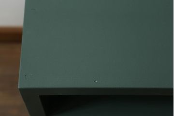 ガラス収納棚をリペア&カスタム!上部にオープンラックを製作し、内部は木製棚板を追加。背面にチェッカーガラスを取り付け、全体をダークグリーンにペイント仕上げ。(ガラスケース、サイドボード、飾り棚、陳列棚、戸棚、キャビネット、店舗什器、三面)