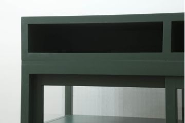 ガラス収納棚をリペア&カスタム!上部にオープンラックを製作し、内部は木製棚板を追加。背面にチェッカーガラスを取り付け、全体をダークグリーンにペイント仕上げ。(ガラスケース、サイドボード、飾り棚、陳列棚、戸棚、キャビネット、店舗什器、三面)
