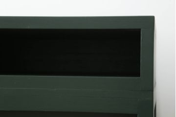 ガラス収納棚をリペア&カスタム!上部にオープンラックを製作し、内部は木製棚板を追加。背面にチェッカーガラスを取り付け、全体をダークグリーンにペイント仕上げ。(ガラスケース、サイドボード、飾り棚、陳列棚、戸棚、キャビネット、店舗什器、三面)