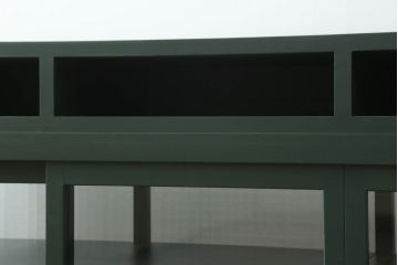 ガラス収納棚をリペア&カスタム!上部にオープンラックを製作し、内部は木製棚板を追加。背面にチェッカーガラスを取り付け、全体をダークグリーンにペイント仕上げ。(ガラスケース、サイドボード、飾り棚、陳列棚、戸棚、キャビネット、店舗什器、三面)
