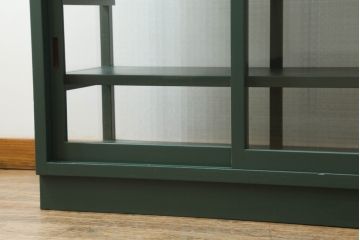 ガラス収納棚をリペア&カスタム!上部にオープンラックを製作し、内部は木製棚板を追加。背面にチェッカーガラスを取り付け、全体をダークグリーンにペイント仕上げ。(ガラスケース、サイドボード、飾り棚、陳列棚、戸棚、キャビネット、店舗什器、三面)