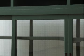 ガラス収納棚をリペア&カスタム!上部にオープンラックを製作し、内部は木製棚板を追加。背面にチェッカーガラスを取り付け、全体をダークグリーンにペイント仕上げ。(ガラスケース、サイドボード、飾り棚、陳列棚、戸棚、キャビネット、店舗什器、三面)