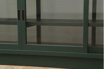 ガラス収納棚をリペア&カスタム!上部にオープンラックを製作し、内部は木製棚板を追加。背面にチェッカーガラスを取り付け、全体をダークグリーンにペイント仕上げ。(ガラスケース、サイドボード、飾り棚、陳列棚、戸棚、キャビネット、店舗什器、三面)