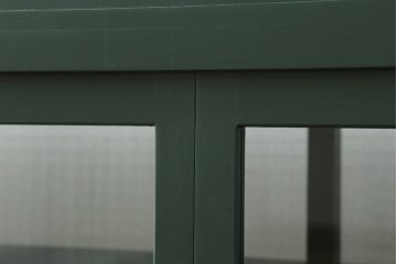 ガラス収納棚をリペア&カスタム!上部にオープンラックを製作し、内部は木製棚板を追加。背面にチェッカーガラスを取り付け、全体をダークグリーンにペイント仕上げ。(ガラスケース、サイドボード、飾り棚、陳列棚、戸棚、キャビネット、店舗什器、三面)