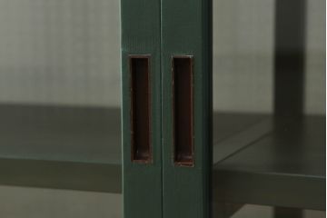 ガラス収納棚をリペア&カスタム!上部にオープンラックを製作し、内部は木製棚板を追加。背面にチェッカーガラスを取り付け、全体をダークグリーンにペイント仕上げ。(ガラスケース、サイドボード、飾り棚、陳列棚、戸棚、キャビネット、店舗什器、三面)