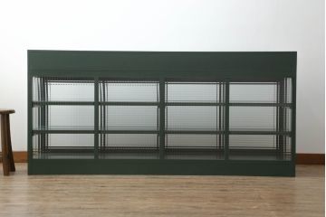 ガラス収納棚をリペア&カスタム!上部にオープンラックを製作し、内部は木製棚板を追加。背面にチェッカーガラスを取り付け、全体をダークグリーンにペイント仕上げ。(ガラスケース、サイドボード、飾り棚、陳列棚、戸棚、キャビネット、店舗什器、三面)