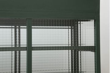 ガラス収納棚をリペア&カスタム!上部にオープンラックを製作し、内部は木製棚板を追加。背面にチェッカーガラスを取り付け、全体をダークグリーンにペイント仕上げ。(ガラスケース、サイドボード、飾り棚、陳列棚、戸棚、キャビネット、店舗什器、三面)