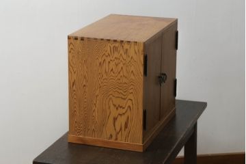 屋久杉の収納棚の見た目を変えずに綺麗にリペア!外側は無着色ウレタン、内部はクリアワックスで仕上げ。(戸棚、卓上収納、キャビネット)
