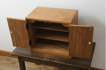 屋久杉の収納棚の見た目を変えずに綺麗にリペア!外側は無着色ウレタン、内部はクリアワックスで仕上げ。(戸棚、卓上収納、キャビネット)