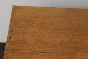 屋久杉の収納棚の見た目を変えずに綺麗にリペア!外側は無着色ウレタン、内部はクリアワックスで仕上げ。(戸棚、卓上収納、キャビネット)