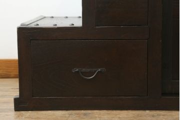 明治時代の二段重ね階段箪笥をリペア&カスタム!高品質リペアを施し、階段として使用できるよう補強。1トーン落ち着いた色味に着色仕上げ。(時代箪笥、収納箪笥、和タンス)