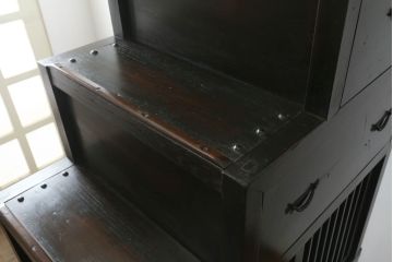 明治時代の二段重ね階段箪笥をリペア&カスタム!高品質リペアを施し、階段として使用できるよう補強。1トーン落ち着いた色味に着色仕上げ。(時代箪笥、収納箪笥、和タンス)
