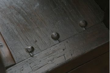明治時代の二段重ね階段箪笥をリペア&カスタム!高品質リペアを施し、階段として使用できるよう補強。1トーン落ち着いた色味に着色仕上げ。(時代箪笥、収納箪笥、和タンス)