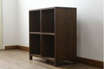 マス目棚を2台新規製作!脚を取り外せる仕様にし、自然な茶色に着色仕上げ。(飾り棚、本棚、ディスプレイラック、オープンラック、ブックシェルフ、オープンシェルフ)