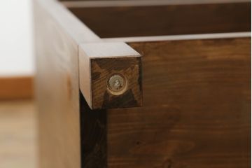 マス目棚を2台新規製作!脚を取り外せる仕様にし、自然な茶色に着色仕上げ。(飾り棚、本棚、ディスプレイラック、オープンラック、ブックシェルフ、オープンシェルフ)