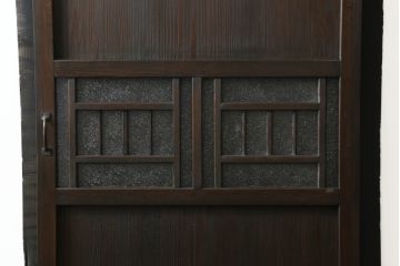 大正期の扉をリペア&カスタム!設置場所に合わせてリサイズ。マグネット式ラッチ金具を取り付け。濃い茶色で着色し仕上げ。(ドア、ガラスドア、片開きドア、木製ドア)