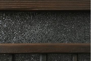 大正期の扉をリペア&カスタム!設置場所に合わせてリサイズ。マグネット式ラッチ金具を取り付け。濃い茶色で着色し仕上げ。(ドア、ガラスドア、片開きドア、木製ドア)