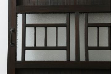 大正期の扉をリペア&カスタム!設置場所に合わせてリサイズ。マグネット式ラッチ金具を取り付け。濃い茶色で着色し仕上げ。(ドア、ガラスドア、片開きドア、木製ドア)