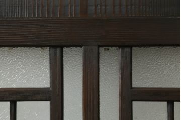 大正期の扉をリペア&カスタム!設置場所に合わせてリサイズ。マグネット式ラッチ金具を取り付け。濃い茶色で着色し仕上げ。(ドア、ガラスドア、片開きドア、木製ドア)