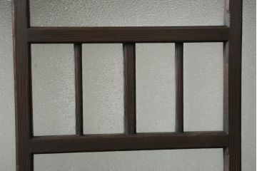 大正期の扉をリペア&カスタム!設置場所に合わせてリサイズ。マグネット式ラッチ金具を取り付け。濃い茶色で着色し仕上げ。(ドア、ガラスドア、片開きドア、木製ドア)