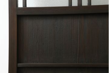 大正期の扉をリペア&カスタム!設置場所に合わせてリサイズ。マグネット式ラッチ金具を取り付け。濃い茶色で着色し仕上げ。(ドア、ガラスドア、片開きドア、木製ドア)