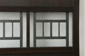 大正期の扉をリペア&カスタム!設置場所に合わせてリサイズ。マグネット式ラッチ金具を取り付け。濃い茶色で着色し仕上げ。(ドア、ガラスドア、片開きドア、木製ドア)