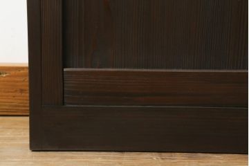 大正期の扉をリペア&カスタム!設置場所に合わせてリサイズ。マグネット式ラッチ金具を取り付け。濃い茶色で着色し仕上げ。(ドア、ガラスドア、片開きドア、木製ドア)